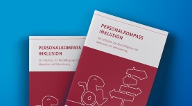 Ausschnitt Titelblatt Personalkompass: eine stilisierte Person im Rollstuhl steht vor verschiedenen Wegweisern